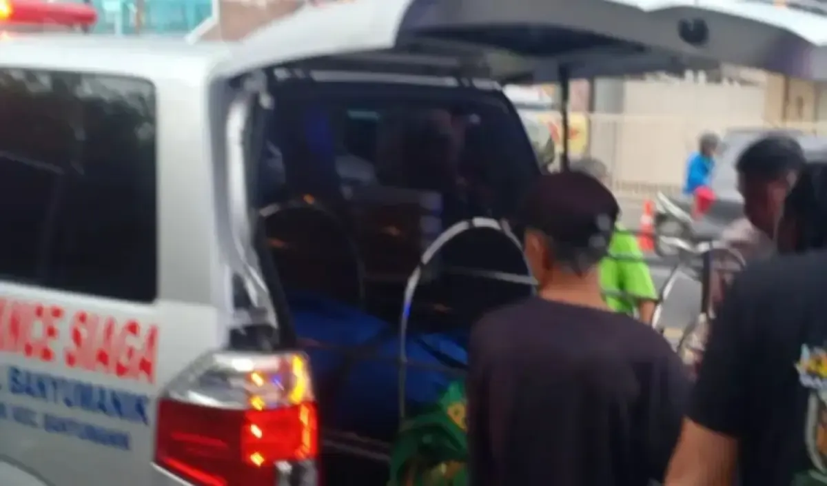 Seorang pria paruh baya mendadak jatuh diduga seusai pulang kerja dan melewati Burger King Gombel, Banyumanik, Kota Semarang, berakhir tewas. (Sumber : InfoSemarang.com Instagram @smg_repostt)