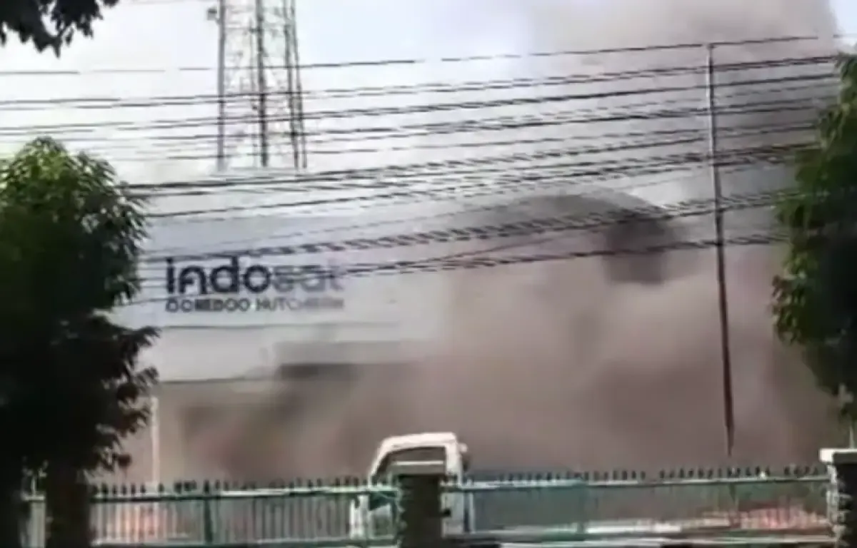 Kebakaran di kantor Indosat di Banyumanik, Kota Semarang pada Senin 1 Januari 2024 pukul 09.55 WIB, penyebab hilang sinyal internet IM3 dan 3? (Sumber : Instagram @infokejadiansemarang.new - InfoSemarang.com)
