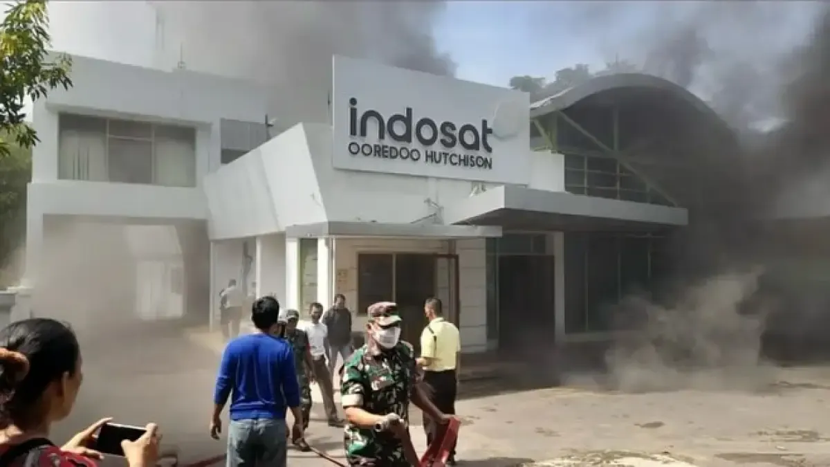 Kebakaran Kantor Indosat di Banyumanik, Kota Semarang, diduga menjadi pemicu hilangnya jaringan sinyal internet IM3, Mentari dan 3, Senin 1 Januari 2024. (Sumber : Instagram @kejadiansmg - InfoSemarang.com)