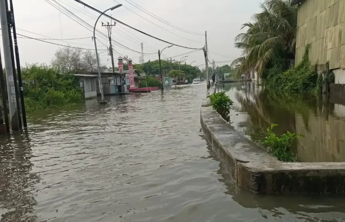 Genangan air yang cukup parah terjadi di kawasan Jalan Gebanganom, Genuk dan Semarang Timur, pada Kamis 4 Januari 2024 pagi. (Sumber : Facebook MIK Semar - InfoSemarang.com)