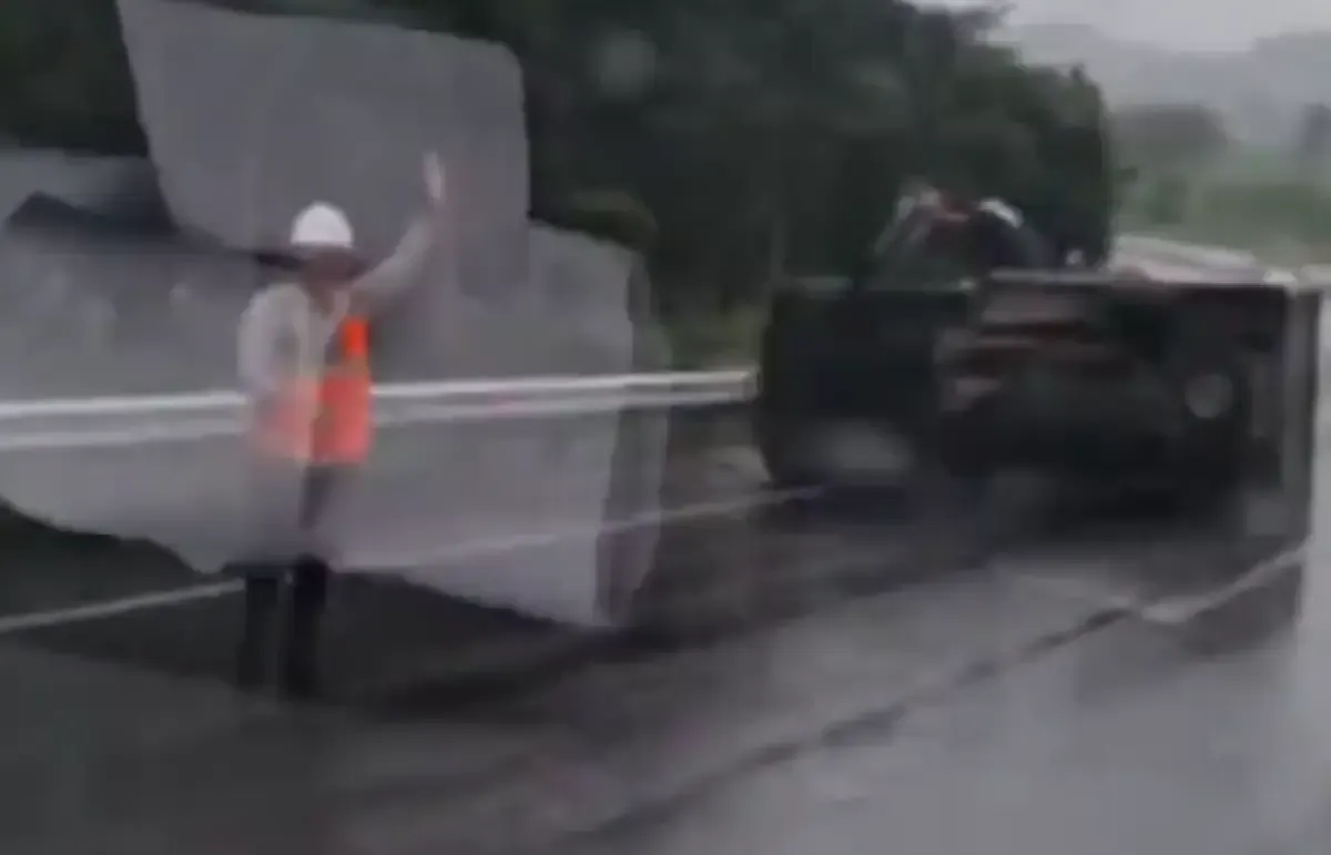Terjadi kecelakaan tunggal di Tol Semarang-Solo ruas Banyumanik arah Ungaran KM 424, Senin 8 Januari 2024 siang, sebuah truk terguling. (Sumber : Instagram @rasikausa - InfoSemarang.com)