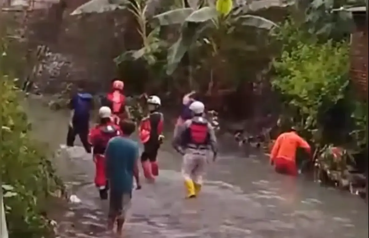 Seorang bocah laki-laki kelas 2 SD dikabarkan hanyut terbawa arus sungai di Kali Kagok, Wonotingal, Candisari, Kota Semarang, Kamis 11 Januari 2024 siang. (Sumber : Instagram @kejadiansmg - InfoSemarang.com)