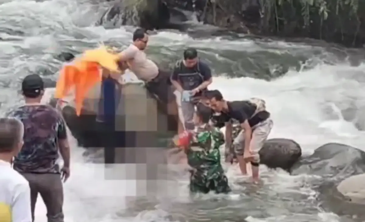 Mayat pria tanpa busana ditemukan di sungai Kali Lojahan perbatasan Desa Bandar dan Binangun, Bandar, Batang, Minggu 14 Januari 2024 sore. (Sumber : Instagram @batang.update - InfoSemarang.com)