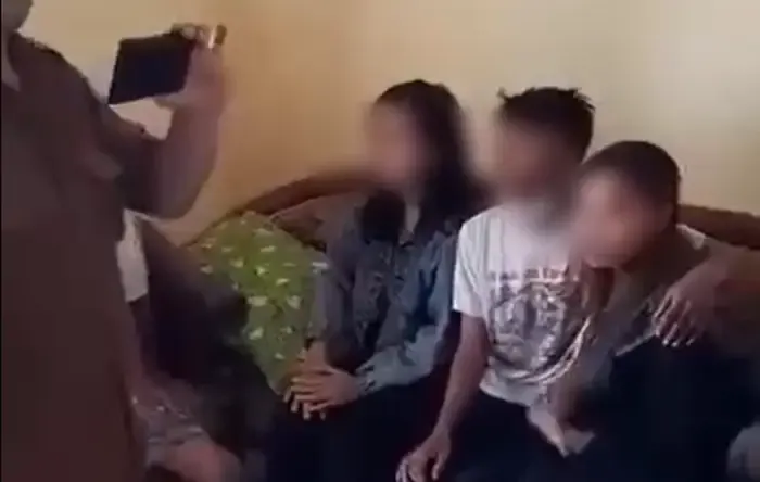 7 pasangan di luar nikah digerebek saat berbuat mesum di Perumahan Buduran, Jogoloyo, Sudmobito, Jombang. (Facebook Terlalu Tuman - InfoSemarang.com)
