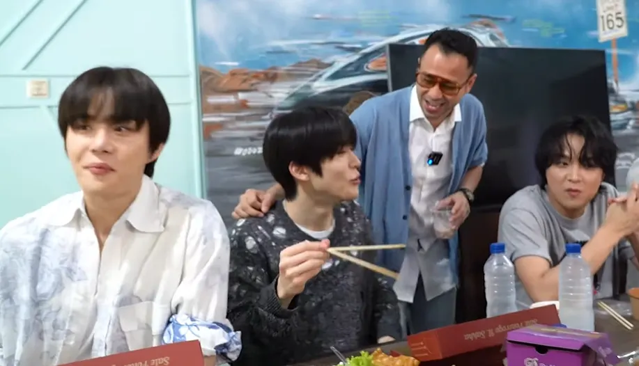 Member NCT 127 saat berada di rumah Raffi Ahmad dan Nagita Slavina. (Sumber: Rans Entertainment - InfoSemarang.com)