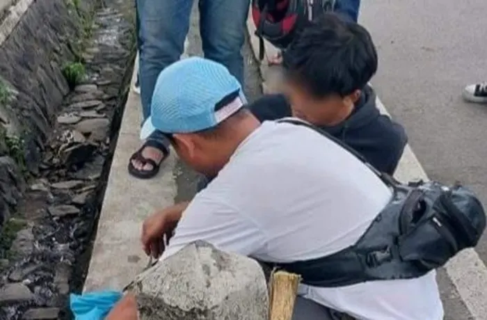 Kecelakaan di depan GOR Wujil, pengemudi motor terperosok ke selokan. (Sumber: @infokejadianungaran - InfoSemarang.com)