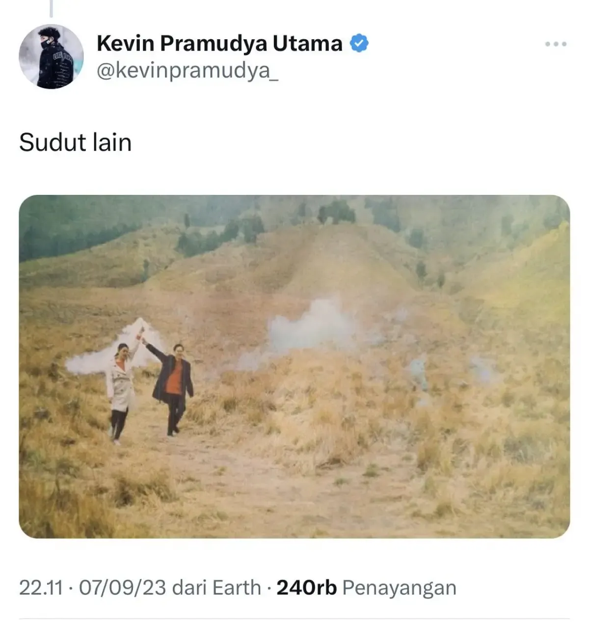 hasil foto prewedding dengan flare di Bromo (Sumber: null)
