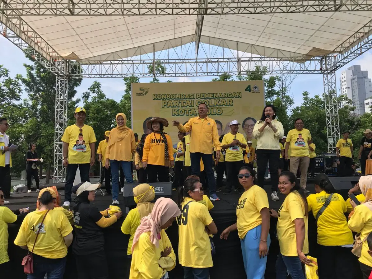 Pembagian motor listrik DPD Golkar Solo (Sumber: INFOSEMARANG.COM  | Foto: Infosemarang.com )