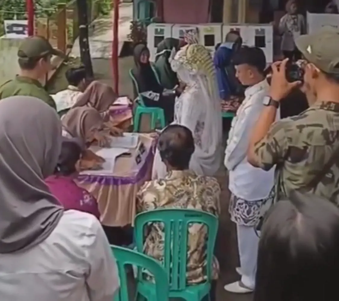 pasangan baru menikah di Pekalongan ikut ke TPS dalam balutan busana pengantin (Sumber: instagram @pekalonganinfo  | Foto: Infosemarang.com )