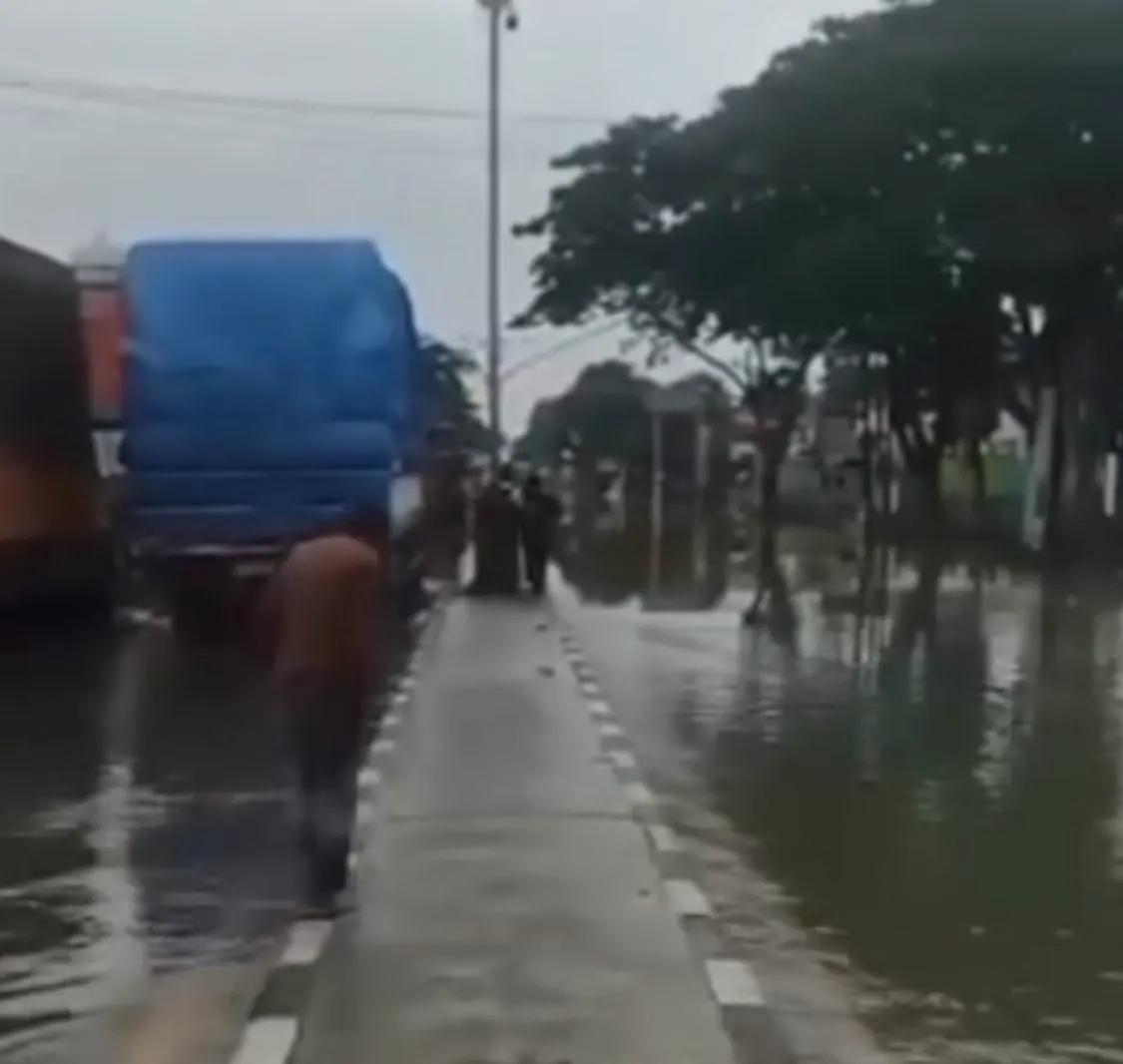 update kondisi jalan Pantura Karanganyar Demak  (Sumber: instagram @demakhariini  | Foto: Infosemarang.com )