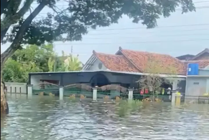 Banjir di Karanganyar, Demak, puluhan rumah jebol karena tekanan arus imbas kendaraan besar melintas. (Sumber: @demakhariini)