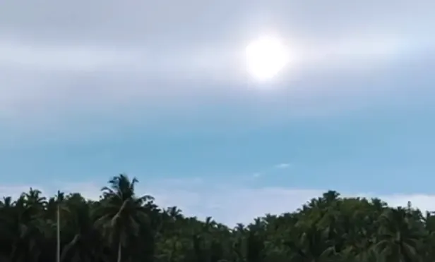Penampakan 2 matahari di Kepulauan Mentawai, Sumbar, disebut sundog. (Sumber: @ombak_ebay_mentawai)