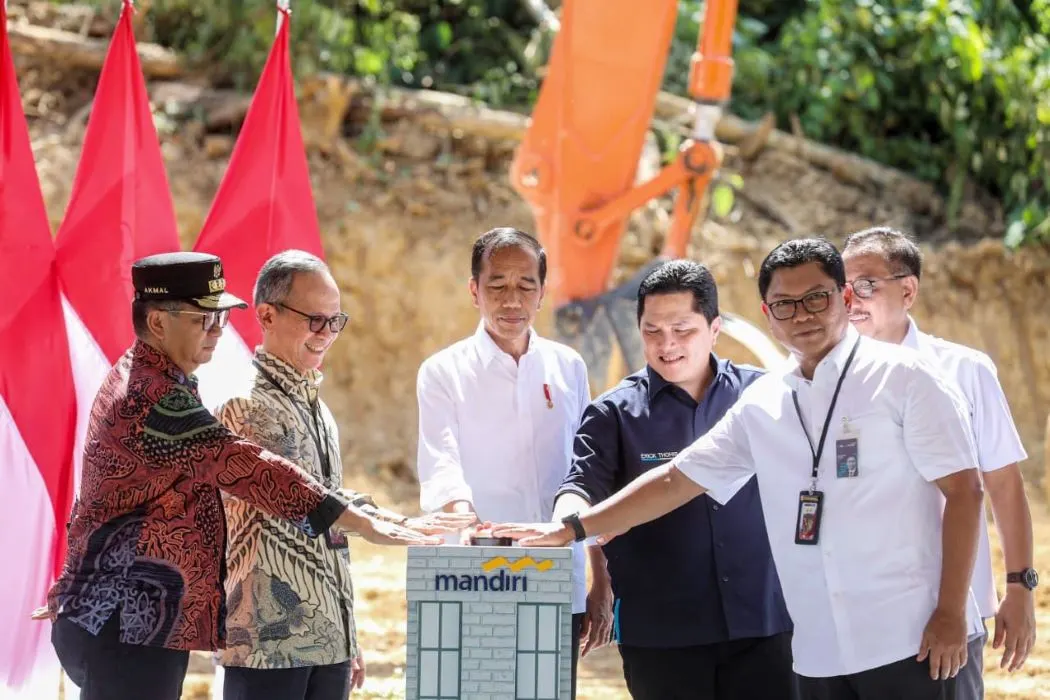 Presiden Joko Widodo, beserta Jajaran Menteri, Regulator dan Otorita IKN, saat groundbreaking Mandiri Digital Services Kamis 29 Februari 2024.