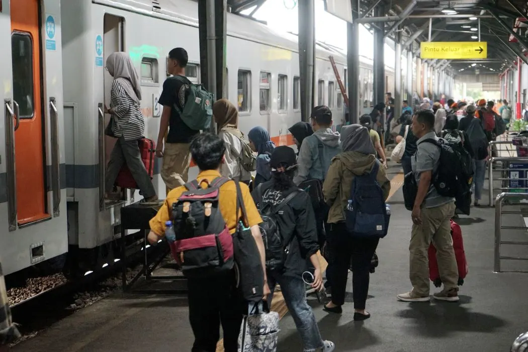 Penumpang Kereta Api naik dari stasiun Tawang Semarang. (Sumber:  | Foto: dok PT KAI Daop IV.)