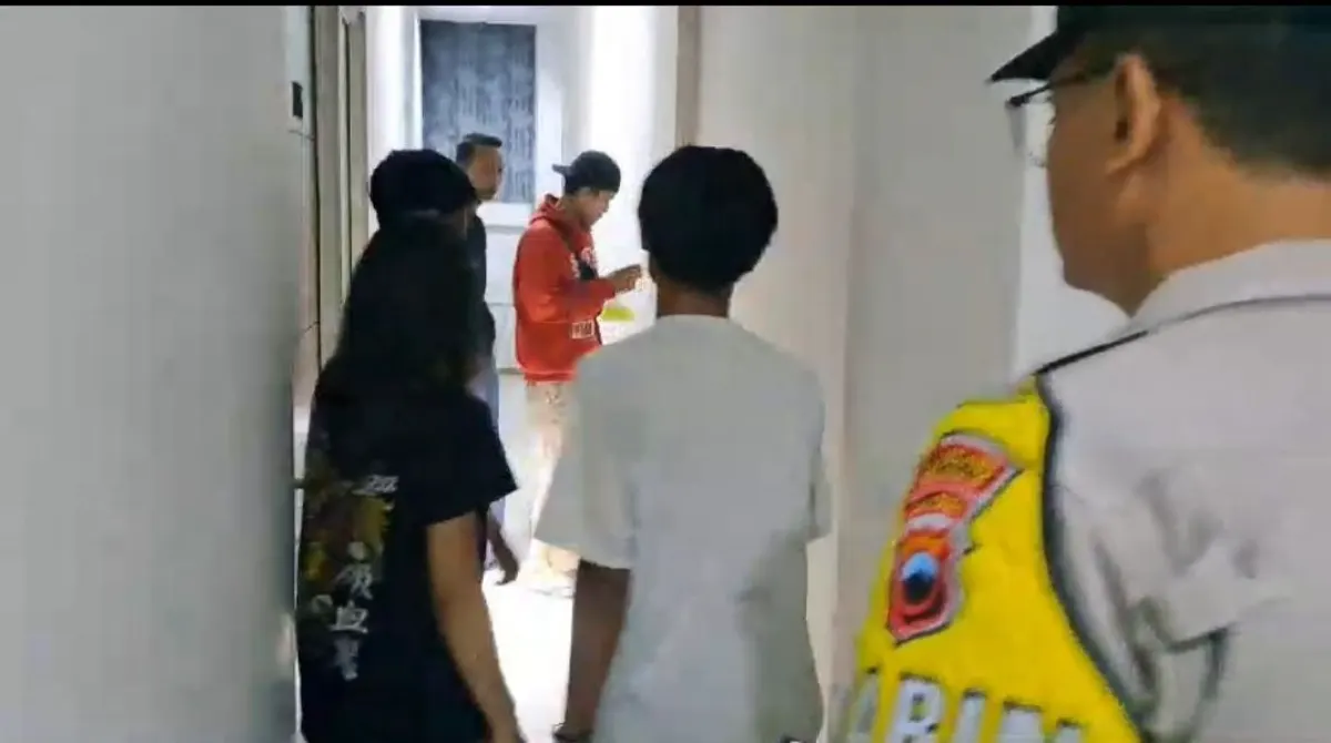 Polisi saat sidak di sebuah hotel yang diduga sering digunakan untuk prostitusi.  (Sumber:  | Foto: istimewa)