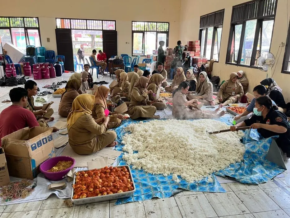 Kodam IV/Diponegoro menyalurkan bantuan kepada para pengungsi banjir di Semarang. (Sumber:  | Foto: dok Pendam IV Diponegoro.)