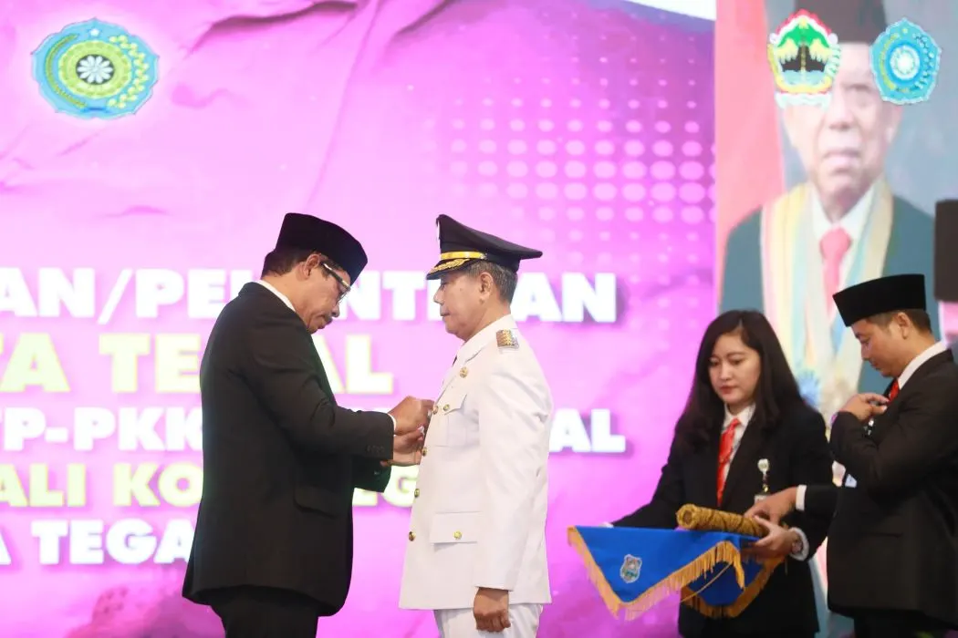 Penjabat (Pj) Gubernur Jawa Tengah, Nana Sudjana melantik Pj Walikota Tegal Dadang Somantri. (Sumber:  | Foto: dok Humas Jateng.)