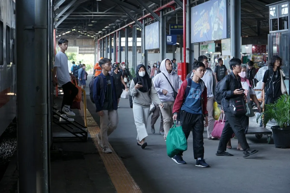 Penumpang turun kereta api turun di stasiun Tawang Semarang. (Sumber:  | Foto: Sakti Setiawan)