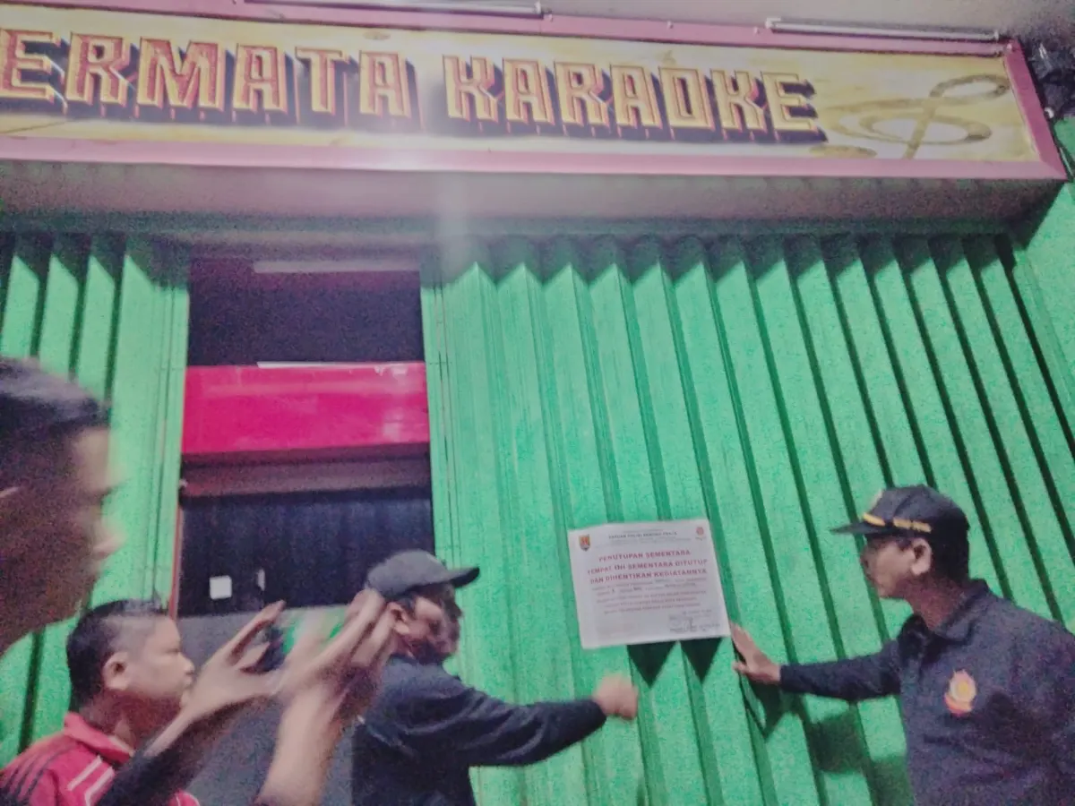 Salah satu tempat hiburan di Kota Semarang disegel Satpol PP karena melanggar aturan jam buka selama Ramadan. (Sumber:  | Foto: dok)