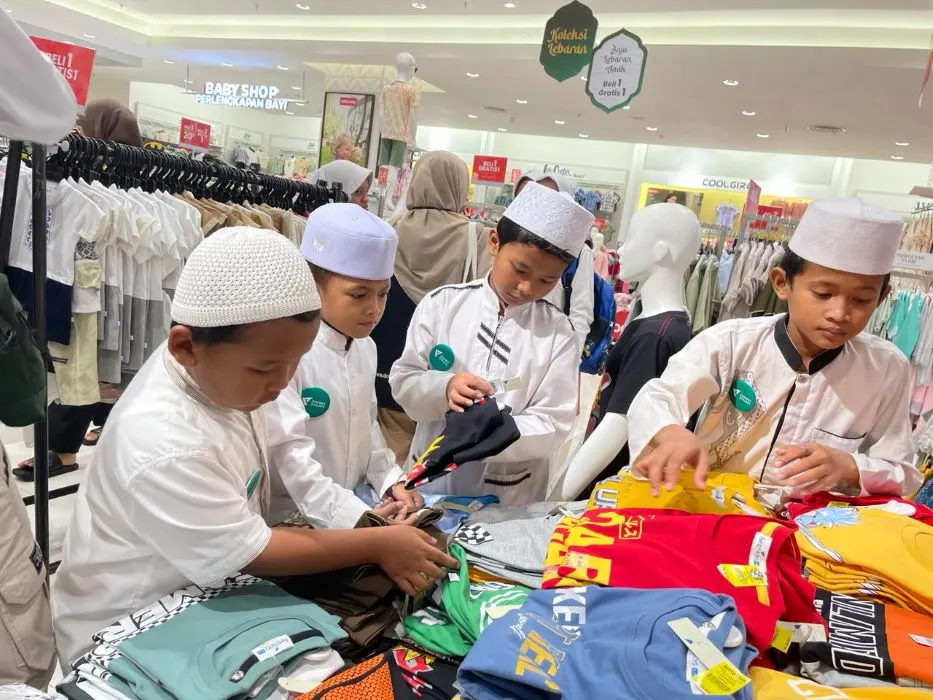 Anak yatim piatu dari beberapa panti asuhan di Semarang memilih pakaian di The Park Semarang. (Sumber:  | Foto: Sakti Setiawan)