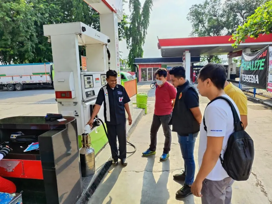 Petugas Pertamina Patra Niaga Regional Jawa Bagian Tengah melakukan uji tera di SPBU.  (Sumber:  | Foto: dok Pertamina Patra Niaga Jateng.)