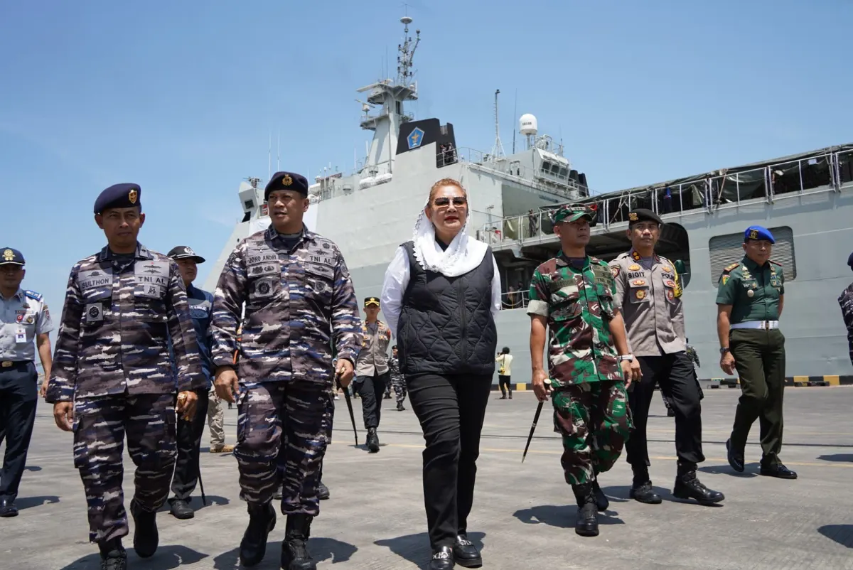 Wali Kota Semarang, Hevearita Gunaryanti Rahayu menyambut pemudik di Pelabuhan Tanjung Emas.
 (Sumber:  | Foto: dok Humas Pemkot Semarang.)