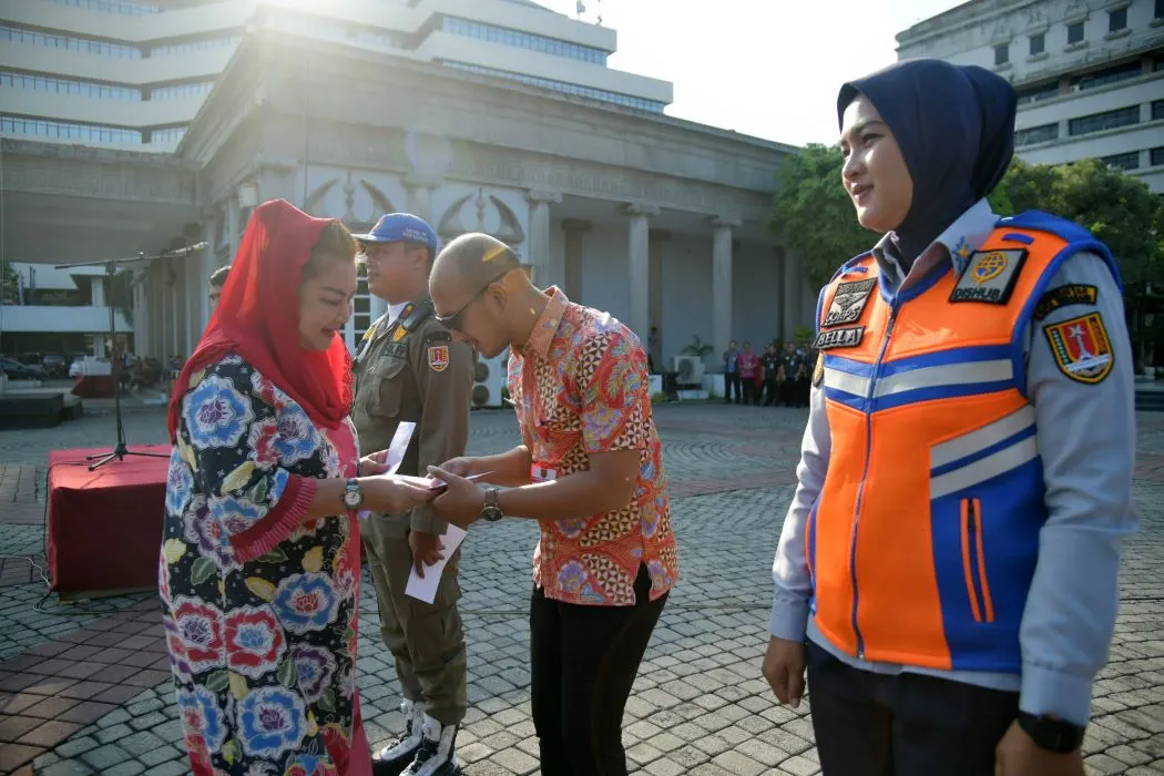 Wali Kota Semarang memberikan penghargaan kepada petugas lapangan yang tetap bekerja selama libur Idul Fitri.
 (Sumber:  | Foto: dok Humas Pemkot.)