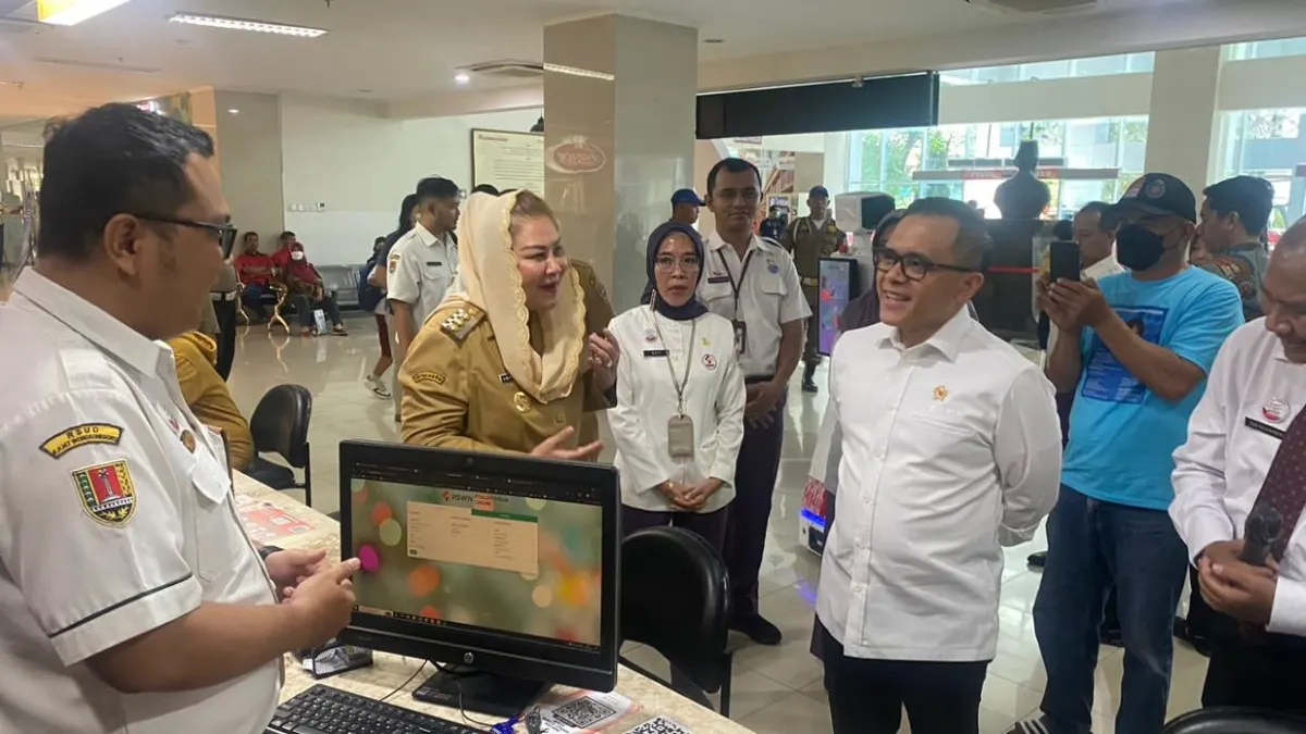 Wali Kota Semarang,Mbak Ita mendampingi MenpanRB Abdullah Azwar Anas sidak pelayanan  di RSUD KRMT Wongsonegoro.
 (Sumber:  | Foto: dok)