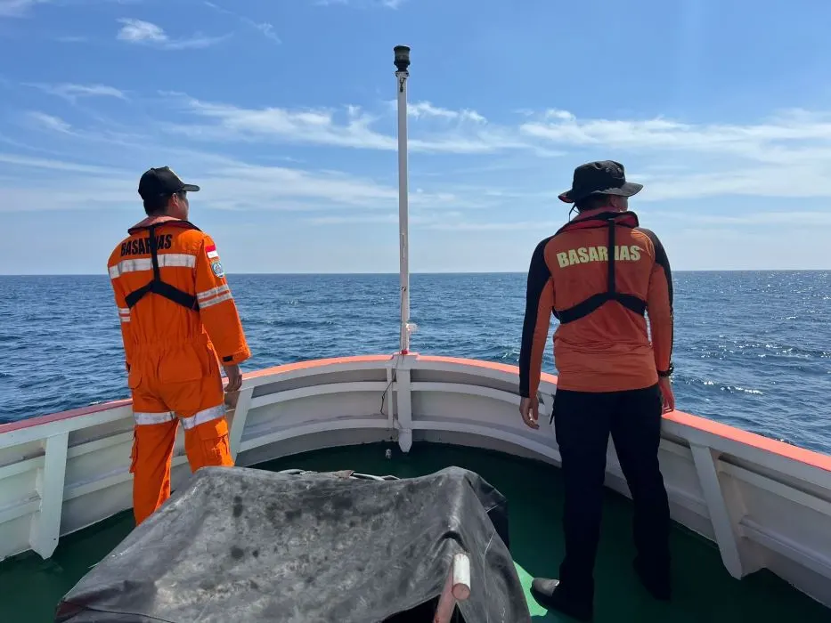 Tim Basarnas  mencari seorang penumpang KMP Lawit yang diduga melompat ke laut saat kapal tersebut sedang berlayar.  (Sumber:  | Foto: dok Basarnas.)