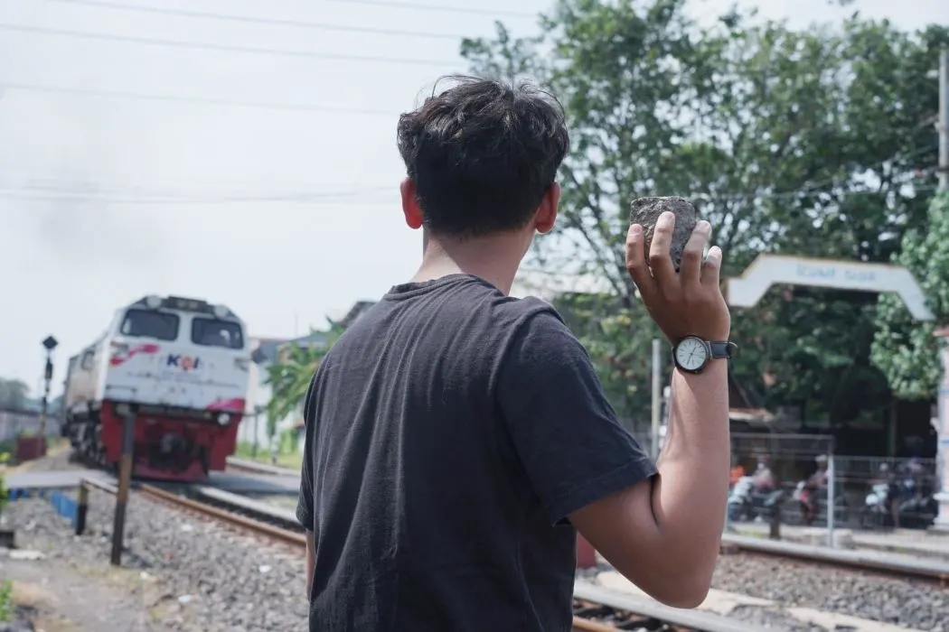 Melempar batu ke rangkaian kereta api bisa dipidana penjara. (Sumber:  | Foto: Sakti Setiawan.)
