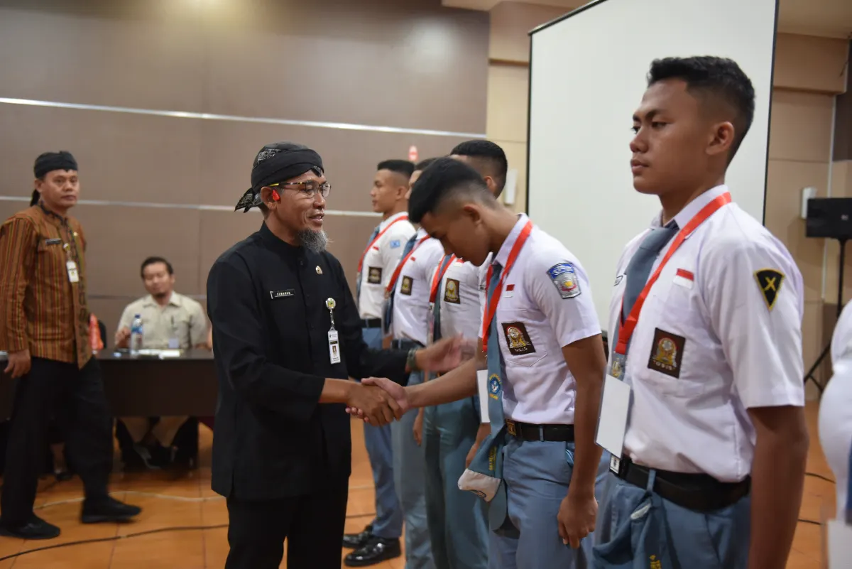 Empat pelajar calon Paskibraka di tingkat nasional asal Jateng bertemu Sekda.
 (Sumber:  | Foto: Sakti Setiawan.)