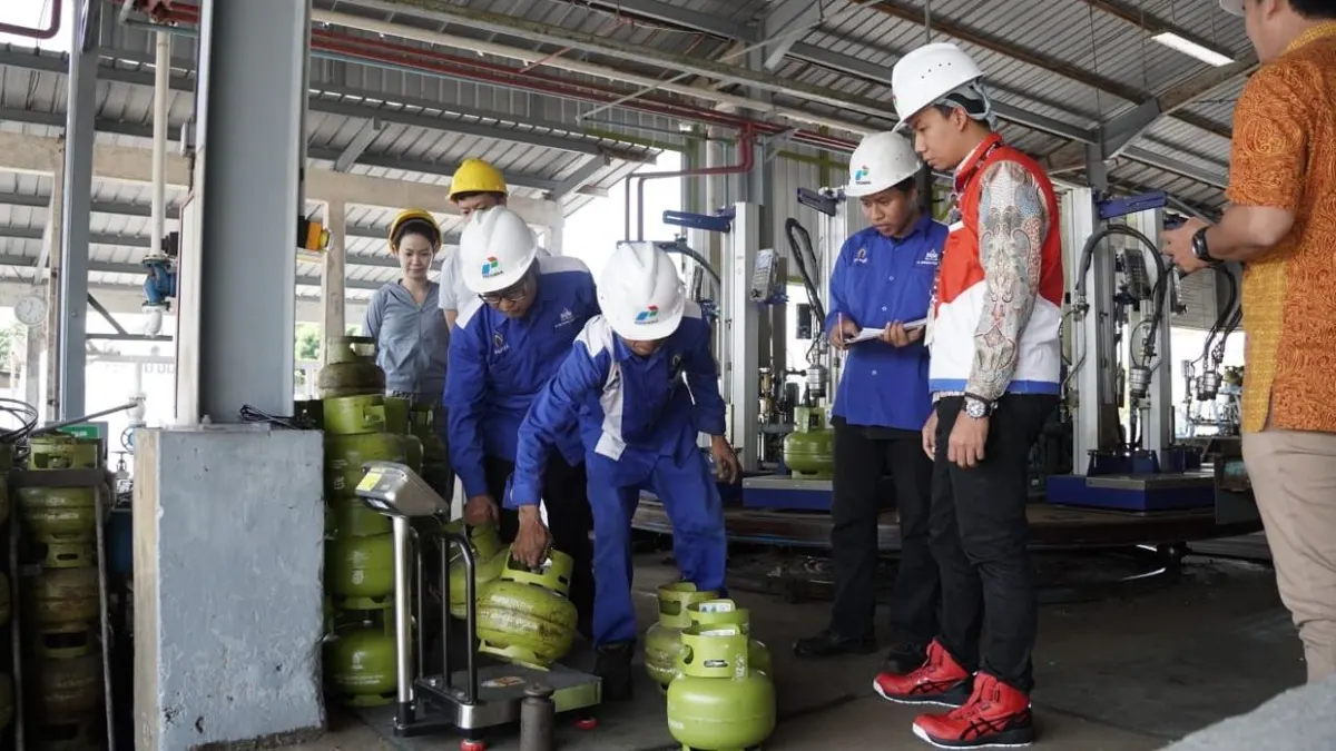 Pengujian sampel pengisian LPG 3 kg. (Sumber:  | Foto: sakti setiawan)