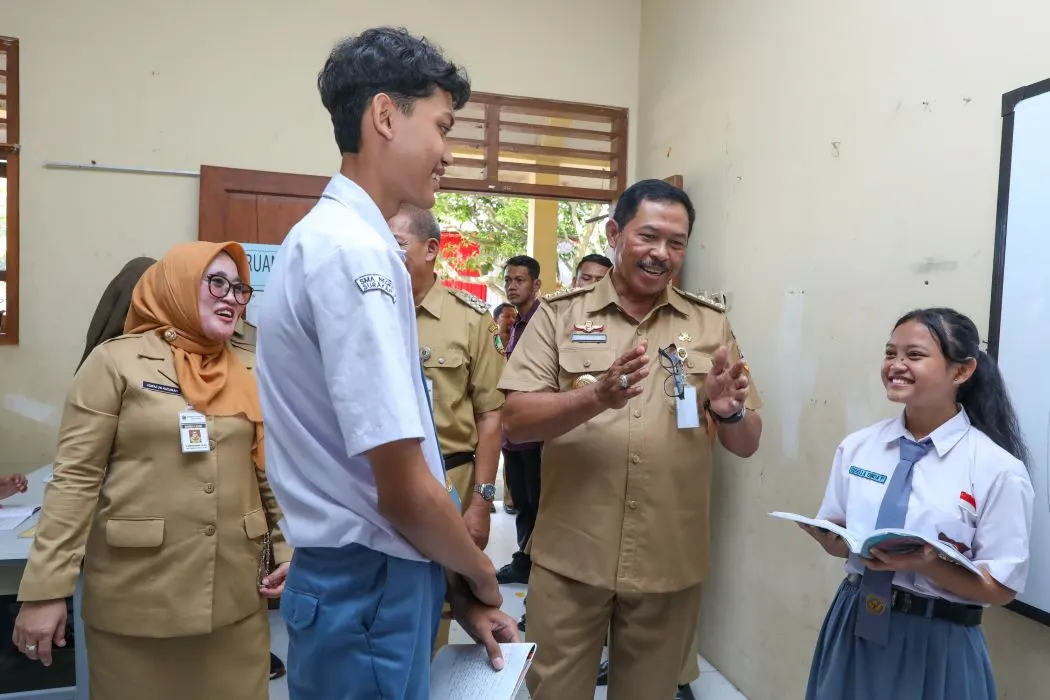Pj Gubernur Jateng, Nana Sudjana saat peresmian SMA Negeri 9 Surakarta. (Sumber:  | Foto: dok Humas Jateng.)