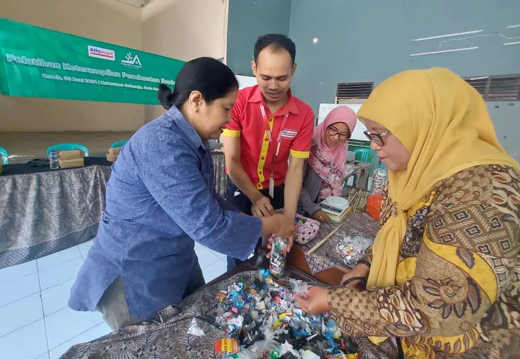 Alfamart menggelar kegiatan Pelatihan Ecobrick bagi Kader PKK Kelurahan Sukorejo Semarang.