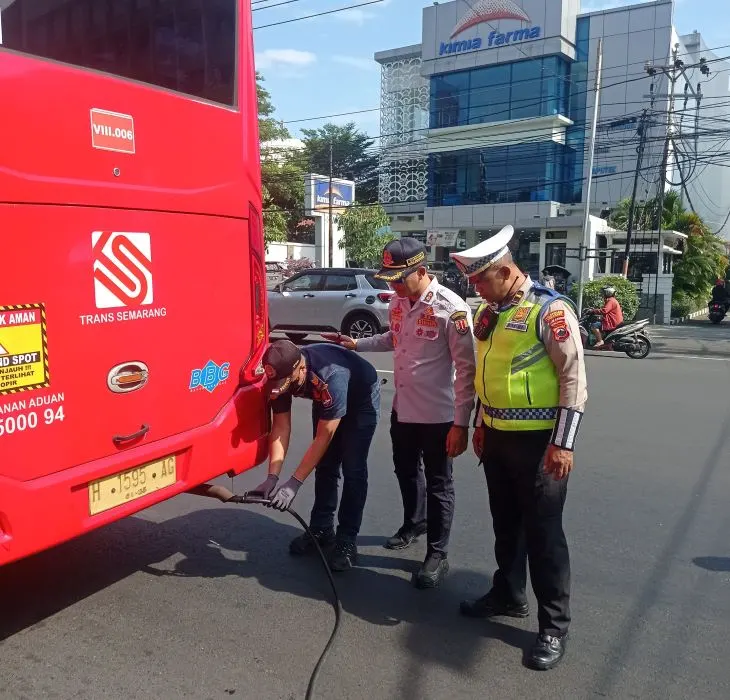 Uji emisi armada BRT Trans Semarang.
 (Sumber:  | Foto: sakti)