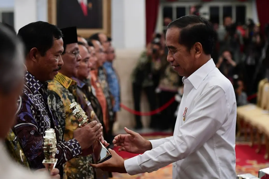 Pj Gubernur Jateng, Nana Sudajana saat menerima penghargaan dari Presiden Joko Widodo. (Sumber:  | Foto: dok Humas Jateng.)