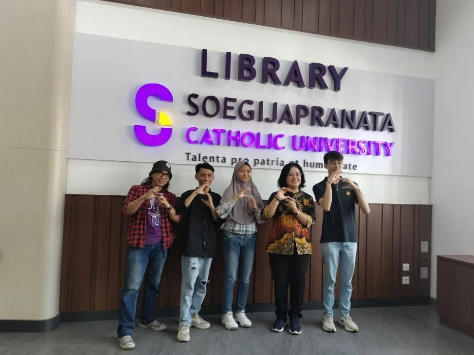 Wakil Rektor Bidang Akademik, Kemahasiswaan, dan Alumni Unika Prof Dr Berta Bekti Retnawati SE MSi, bersama calon wisudawan. (Sumber:  | Foto: dok )