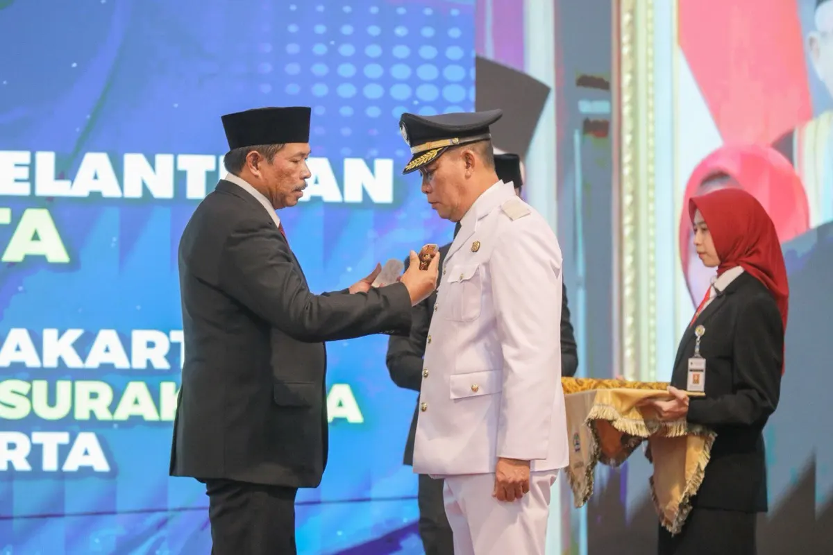 PJ Gubernur Jateng  Nana Sudjana melantik Teguh Prakosa menjadi Wali Kota Surakarta. (Sumber:  | Foto: sakti)