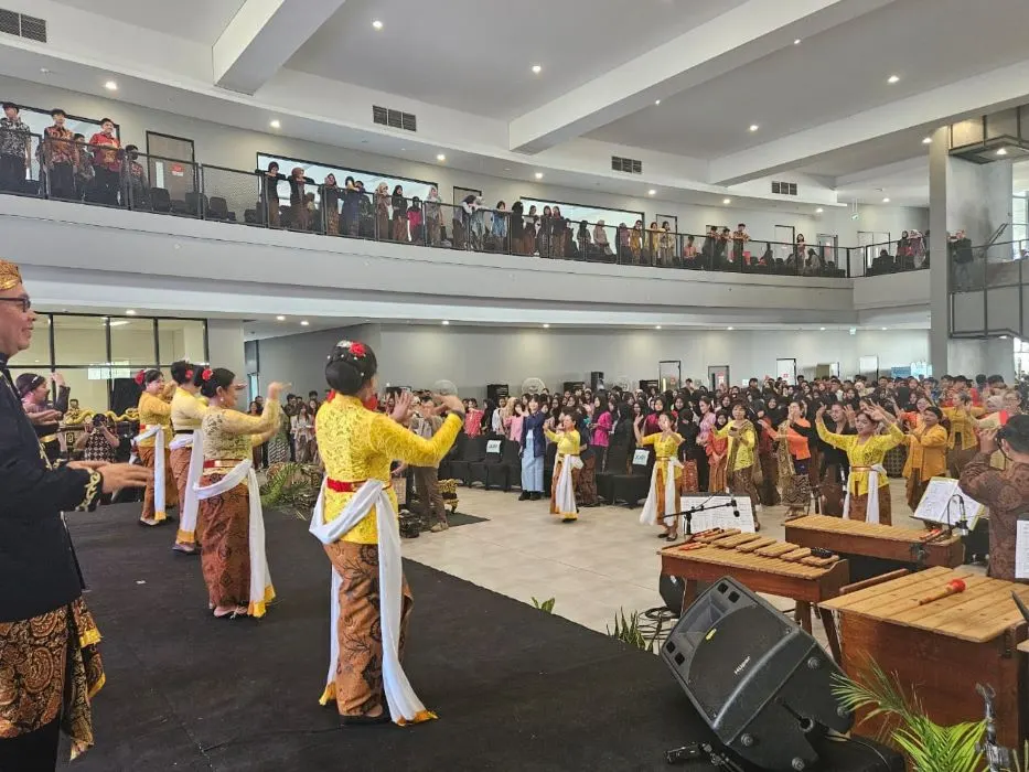 Mahasiswa Binus University Semarang melakukan gerakan flashmob dengan berkebaya. (Sumber:  | Foto: sakti)