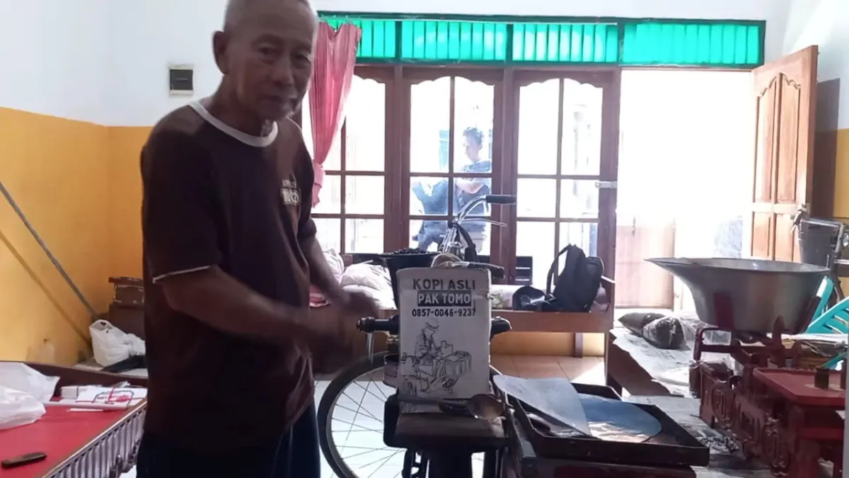 Sutomo penjual Kopi Keliling di Kota Semarang. (Sumber:  | Foto: sakti)
