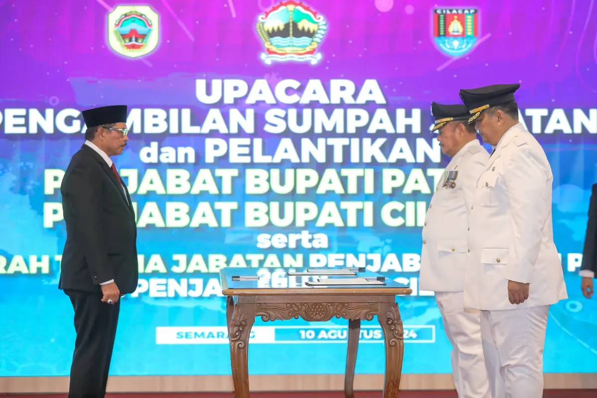 Pj Gubernur Jateng Nana Sudjana melantik Pj Bupati Pati dan Cilacap. (Sumber:  | Foto: Dok)