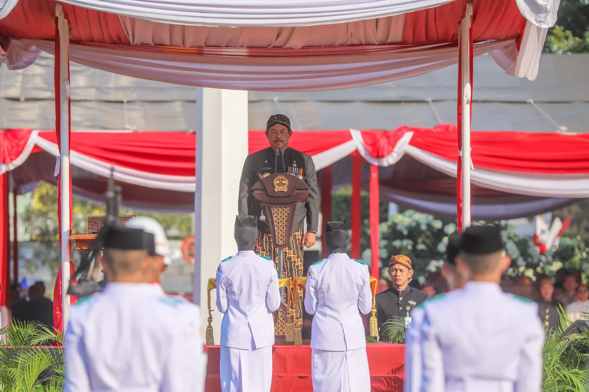 Penjabat Gubernur Jawa Tengah, Nana Sudjana memimpin Upacara Peringatan HUT ke- 79. (Sumber:  | Foto: Dok Humas Jateng.)