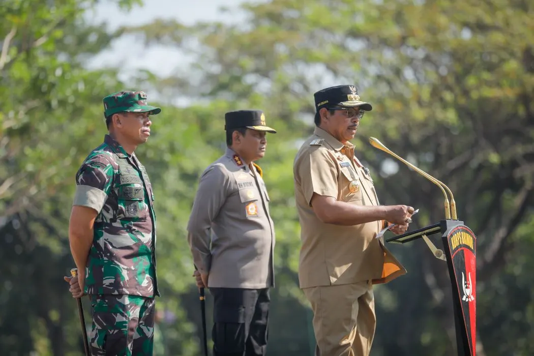 Pj Gubernur Jateng Nana Sudjana  saat Apel Gelar Pasukan Mantap Praja Candi. (Sumber:  | Foto: dok Humas Jateng.)