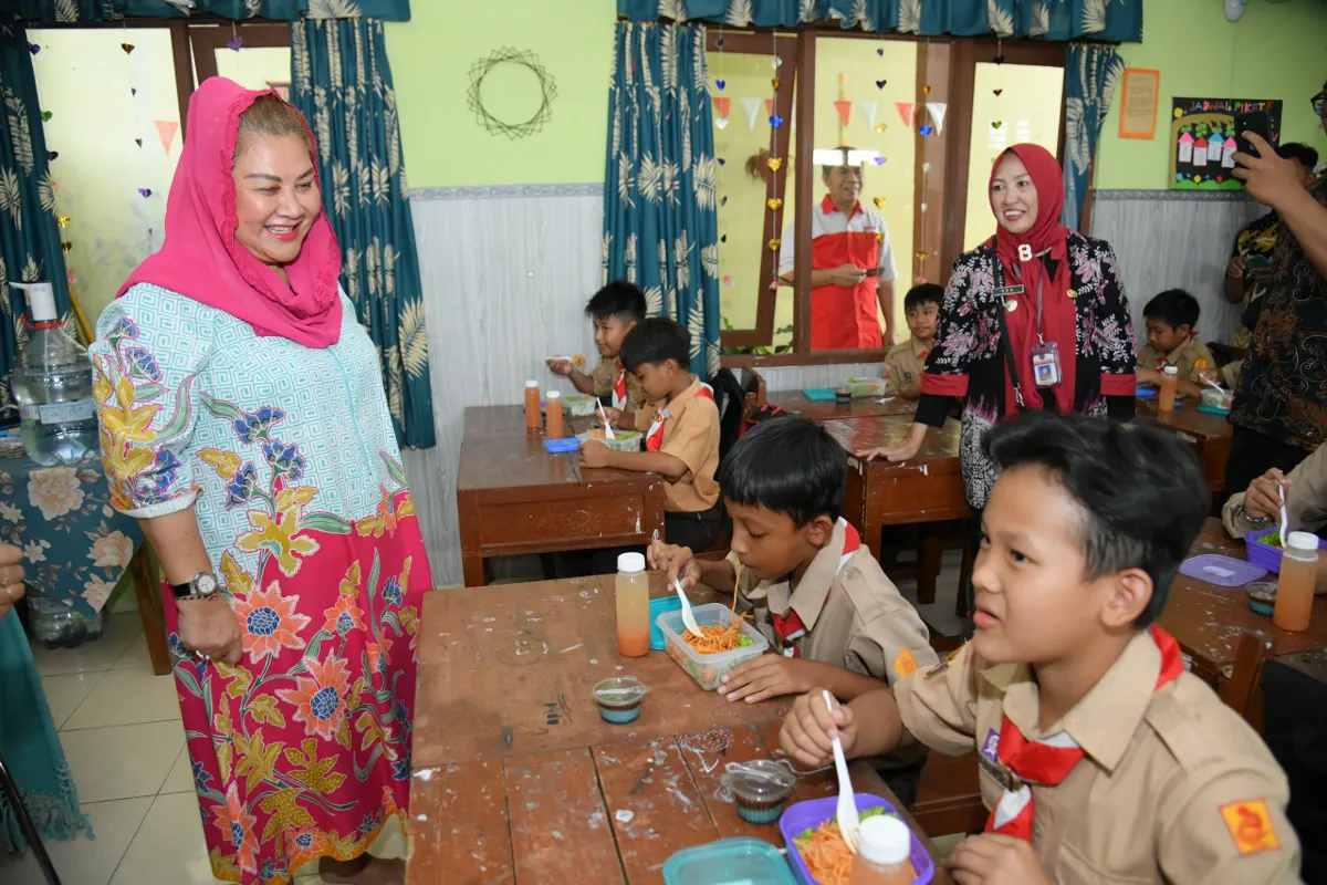 Wali Kota Semarang, Hevearita Gunaryanti Rahayu membagikan makan siang bergizi kepada siswa SD Negeri Sumurboto. (Sumber:  | Foto: Sakti.)