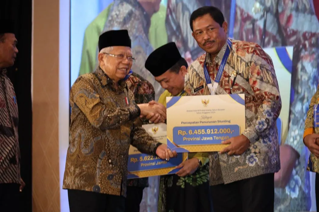 Penghargaan diberikan Wakil Presiden RI,  Ma'ruf Amin kepada Pj Gubernur Jateng Nana Sudjana. (Sumber:  | Foto: dok)
