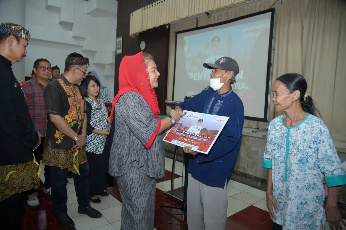 Wali kota Semarang, Hevearita Gunaryanti Rahayu menyerahkan santunan kematian (Sumber:  | Foto: dok Humas Pemkot.)