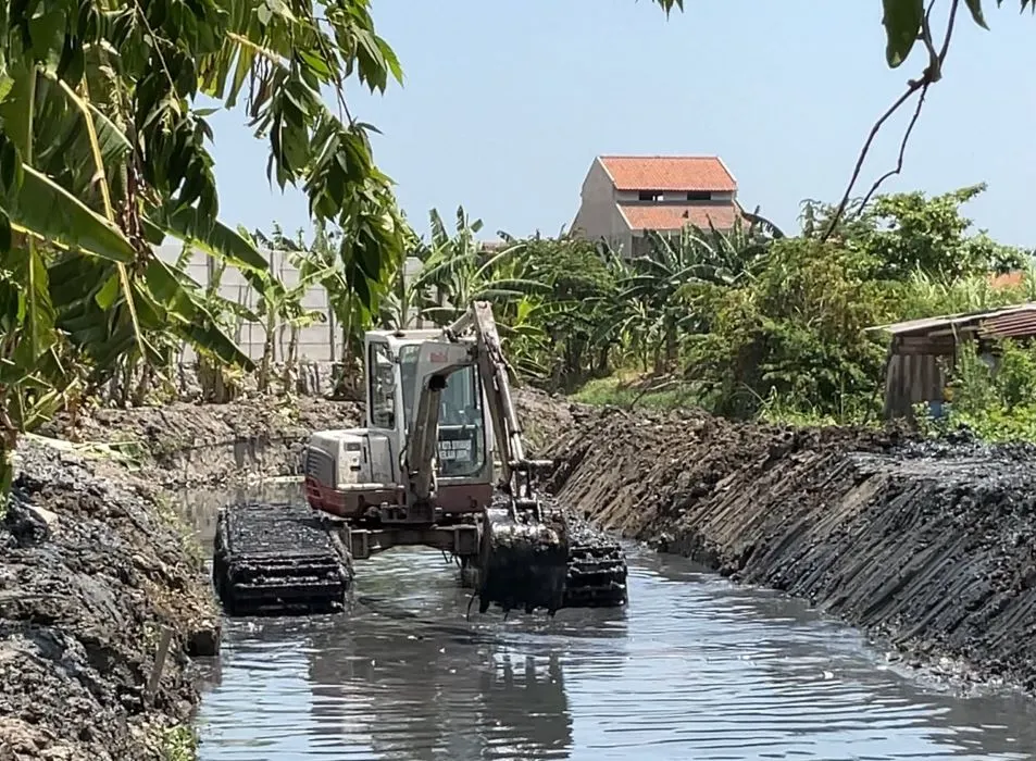DPU melakukan percepatan pengerukan sedimen di Anak Kali Sringin, di Kecamatan Genuk. (Sumber:  | Foto: Sakti)