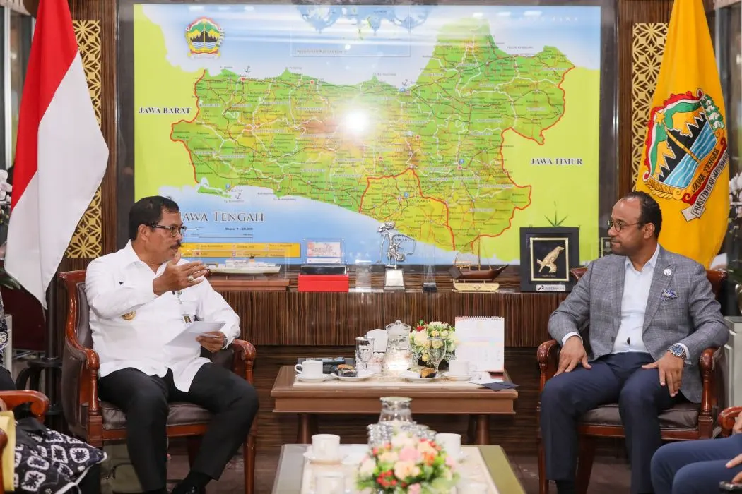 Pj Gubernur Jawa Tengah Nana Sudjana menerima kunjungan Dubes UEA Abdulla Salem Obaid.
 (Sumber:  | Foto: Sakti)