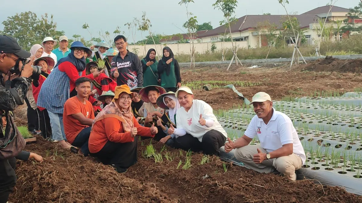 Wali Kota Semarang Hevearita Gunaryanti Rahayu menanam komoditas bawang merah unggulan jenis Lokananta. (Sumber:  | Foto: Dok Humas Pemkot Semarang.)