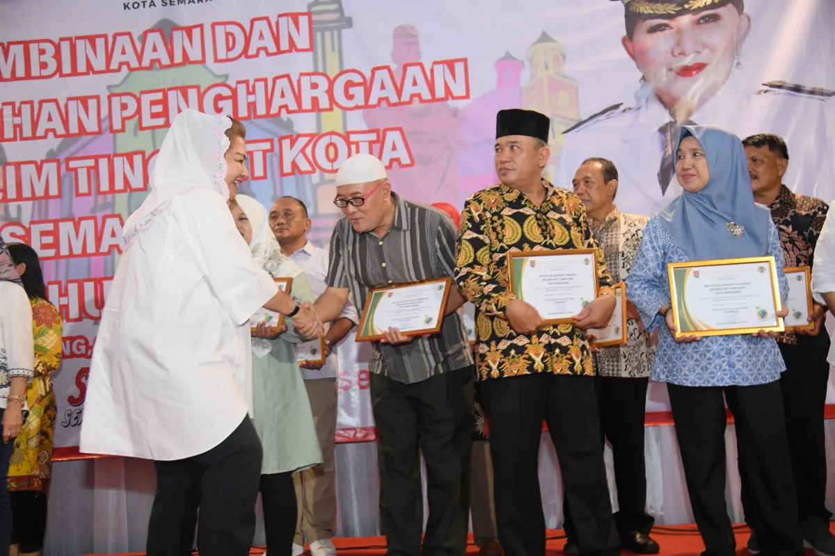 Pemkot Semarang memberikan penghargaan kepada lima kelurahan terbaik dalam Program Kampung Iklim 2024.  (Sumber:  | Foto: Dok)